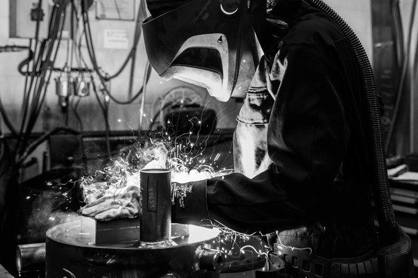 Vahteruksen työntekijä hitsaa