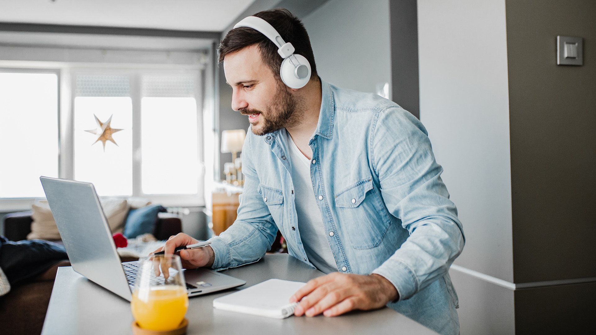 online-training-man-at-laptop